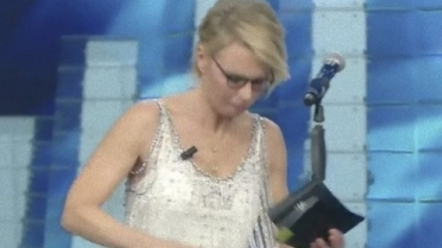 Sanremo 2017: Maria De Filippi inciampa