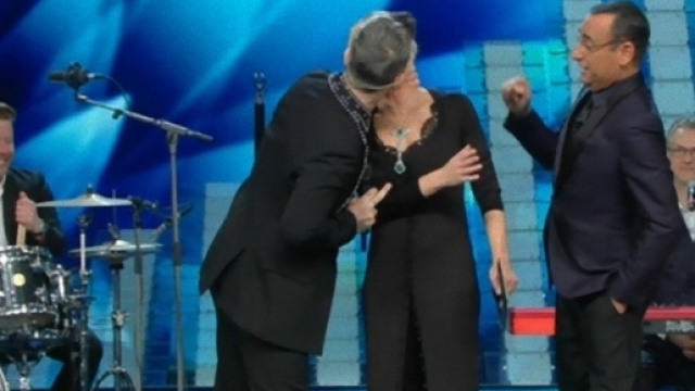Sanremo 2017: Robbie Williams bacia Maria De Filippi.