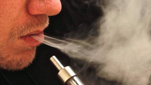 Sigarette elettroniche pi&ugrave; 'salutari' delle 'bionde'? Lo studio inglese