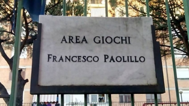 Targa commemorativa all'ingresso del parco giochi in memoria del piccolo Paolillo