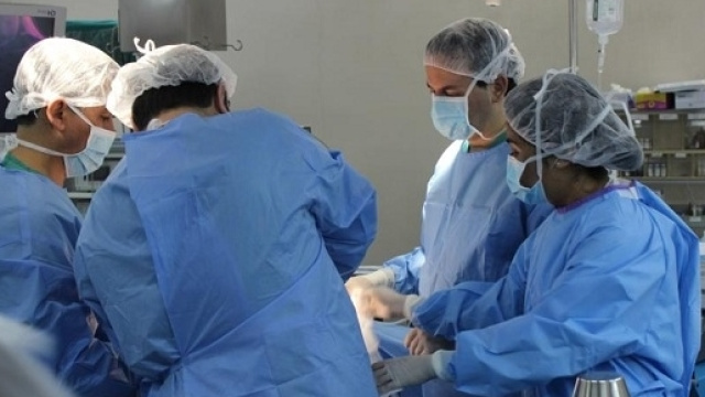 &Eacute;quipe medica durante un operazione