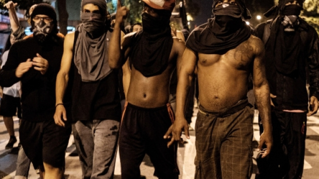 La citt&agrave; &egrave; nel caos, il tempo &egrave; scandito a colpi di arma da fuoco.