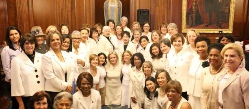 Las dem&oacute;cratas visten de blanco frente a Trump y Melania de negro - elespanol.com