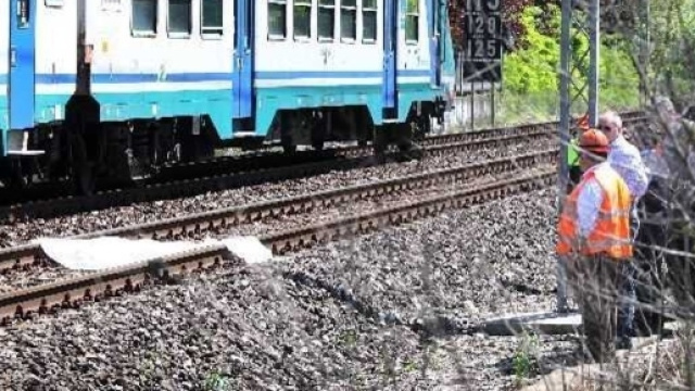 Calabria, uomo muore suicida gettandosi sotto un treno (foto di repertorio)