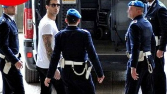 .Fabrizio Corona scortato dagli agenti della polizia penitenziaria mentre fa ritorno in carcere.