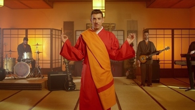 Francesco Gabbani nel video di "Occidentali's Karma".