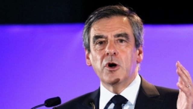 Fran&ccedil;ois Fillon, convoqu&eacute; par les juges, reste candidat