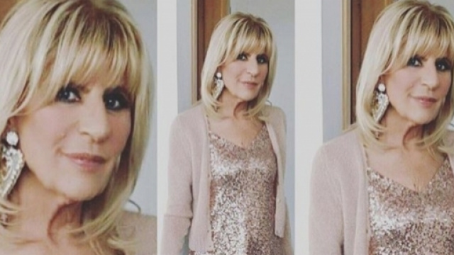 Gemma Galgani con un vestito dorato