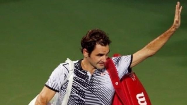 Roger Federer saluta i tifosi dopo l'incredibile sconfitta al secondo turno.