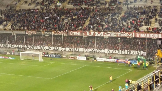 Salernitana: contestazione e nervi tesi in Curva, ormai la pazienza &egrave; finita.