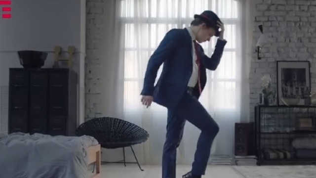 Sven Otten che danza sulle note della canzone All Night