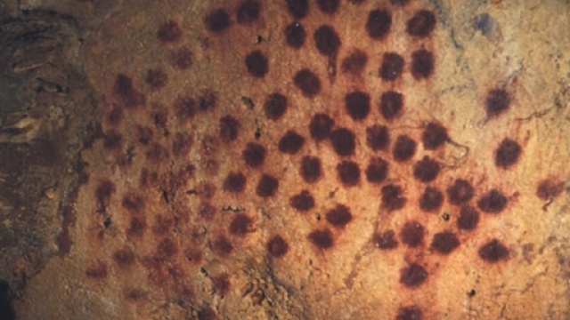 Un rinoceronte 'a pois' nella grotta francese di Chauvet e scoperte simili dicono che 38 mila anni fa i nostri antenati erano artisti 'puntinisti'.