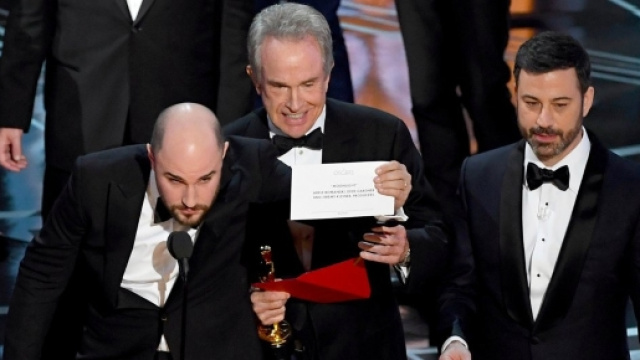 Warren Beatty e Jimmy Kimmel mentre spiegano l'errore al team di La La Land.