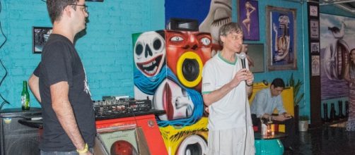 Foto da divulga&ccedil;&atilde;o. Rodrigo Nemmen (IAG-USP) e Nathan Berkovits (IFT-UNESP), professores e pesquisadores debatem sobre "buracos negros" em S&atilde;o Paulo.