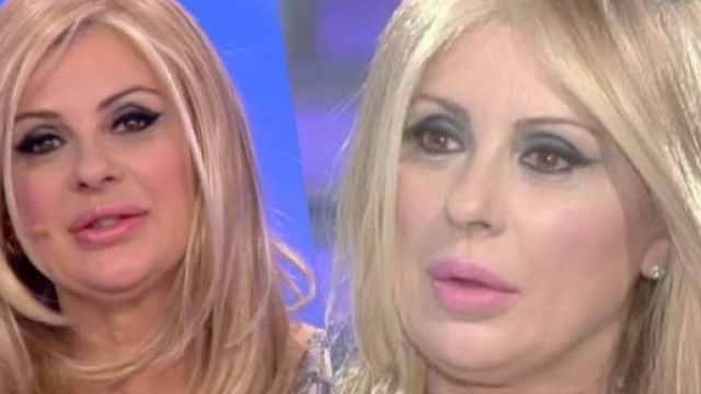 Ecco perch&eacute; Tina indossa le parrucche.