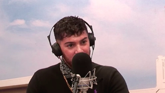 Emis Killa durante l'ultima intervista per Radio Deejay.