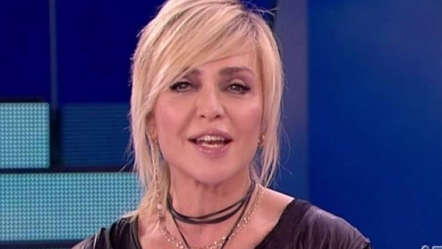 Gossip: Paola Barale &egrave; partita per l'Honduras? Sorpresa in arrivo per Raz all'Isola dei famosi.