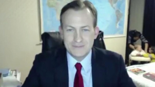 Il politologo Robert Kelly stava facendo una diretta con la Bbc ma l'arrivo dei figli gli ha creato qualche problema. Foto: youtube.