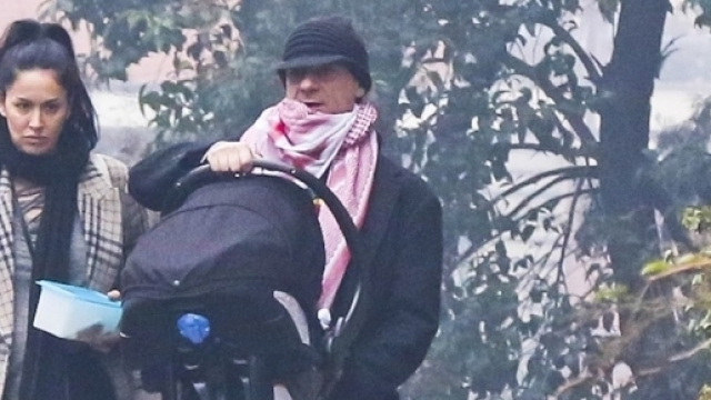 J-Ax e Elaina Coker con il piccolo Nicolas ( Via vanityfair.it)