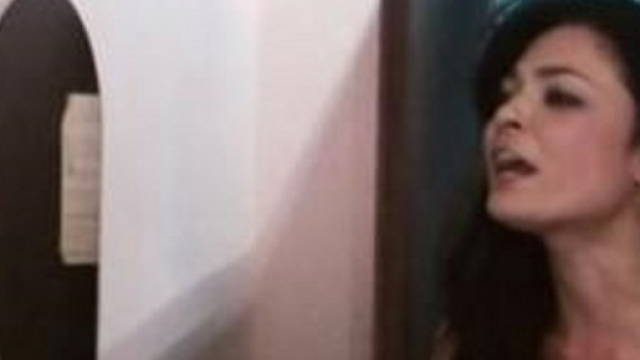 La giovane Aura durante lo scherzo all'amica