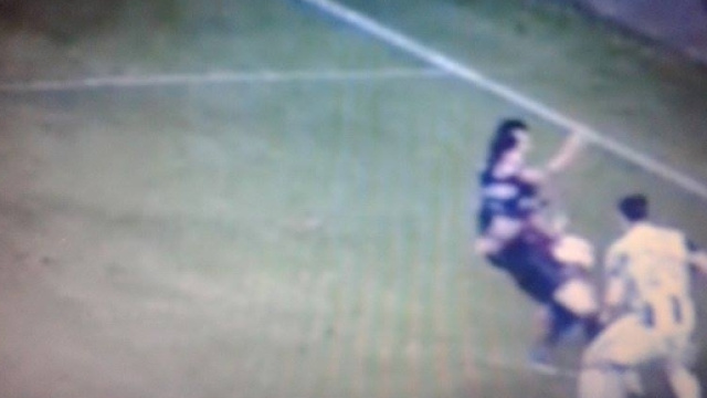 Le immagini evidenziano che il terzino del Milan non ha colpito il pallone con la mano