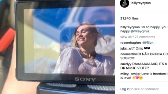 Miley Cyrus vestita da sposa (Credits: Billy ray Cyrus Instagram)