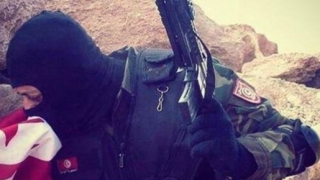 Soldato tunisino bacia la bandiera dopo aver liberato Ben Guerdane dai terroristi