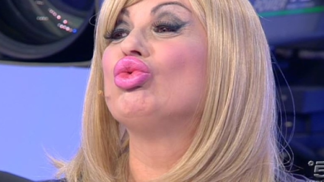 Uomini e Donne:perch&eacute; Tina Cipollari &egrave; costretta ad usare le parrucche?