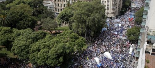 Docentes marchando hacia la capital provincial, La Plata (Fuente: Perfil)