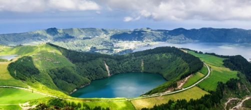 Laguna en un cr&aacute;ter. Asombroso.