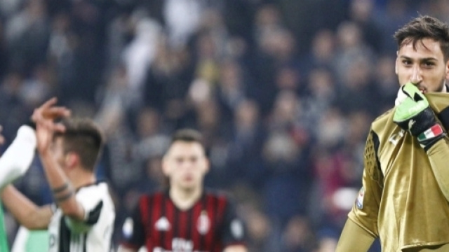 Gigi Donnarumma che bacia il logo rossonero a fine partita.