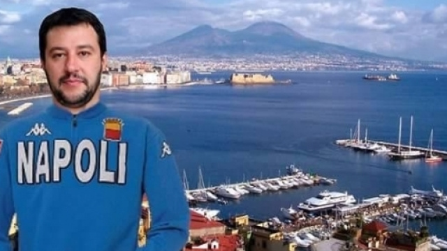 Il leader della Lega Matteo Salvini ritratto in un fotomontaggio con la maglia del Napoli