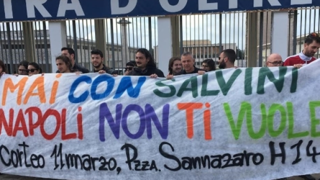 Napoli, corteo violento contro Matteo Salvini.