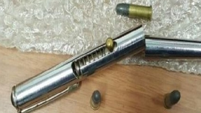 Napoli, foto della penna-pistola