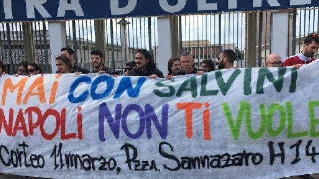 Napoli non vuole Salvini e la convention si trasforma in guerriglia
