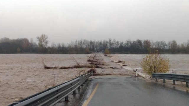 Tragedia sfiorata in Calabria: mamma e due bimbi intrappolati nel torrente