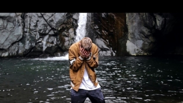 Un frame del video ufficiale di Lema.