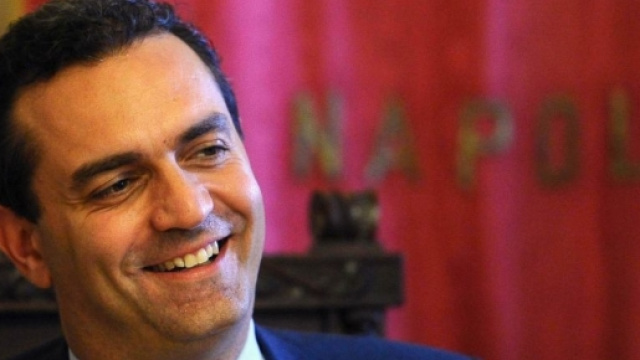 Dopo gli scontri di Napoli il sindaco si difende: Non sto con i violenti ma nemmeno con Salvini e Renzi. Foto: demagistris.it
