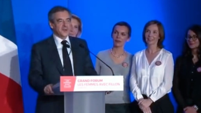 Fran&ccedil;ois Fillon semant l'effroi parmi les demoiselles de la L&eacute;gion des Femmes avec Fillon
