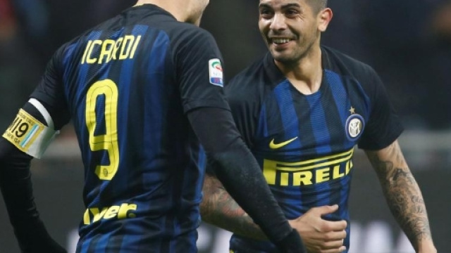 Icardi e Banega festeggiano dopo un gol (fonte: the Sun)