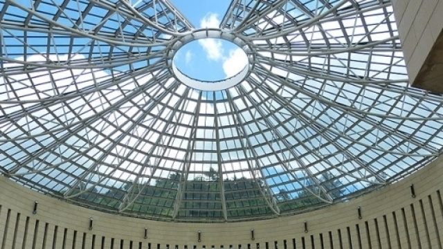 MART, cupola di vetro ed acciaio che sovrasta la piazza antistante l'ingresso del museo.