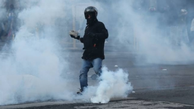 Una delle immagini simbolo della guerriglia anti Salvini di Napoli