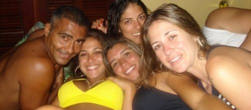 Rom&aacute;rio acompanhado de quatro belas mulheres