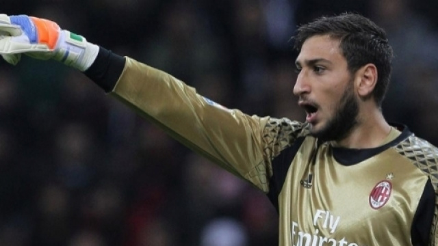 Donnarumma, tra il cuore e l'ingaggio: Raiola programma il futuro ... - ilbianconero.com
