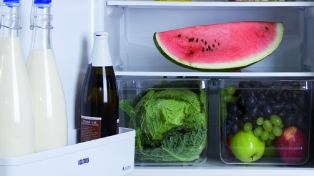 Dove riporre il latte? Mai nella porta del frigo