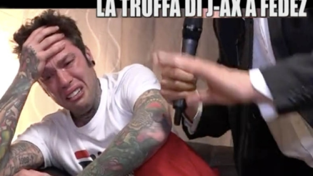 Fedez piange: lo scherzo delle Iene e J-Ax