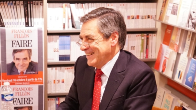 Francois Fillon d&eacute;dicace - politique - CC BY