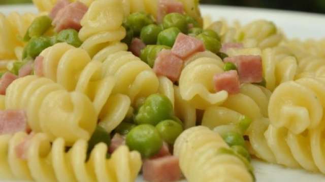 Fusilli con prosciutto cotto, piselli e ricotta - lospicchiodaglio.it