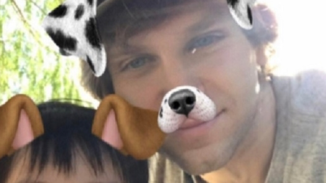Keegan Allen manda in estasi il popolo di instagram per uno scatto in compagnia di una bambina