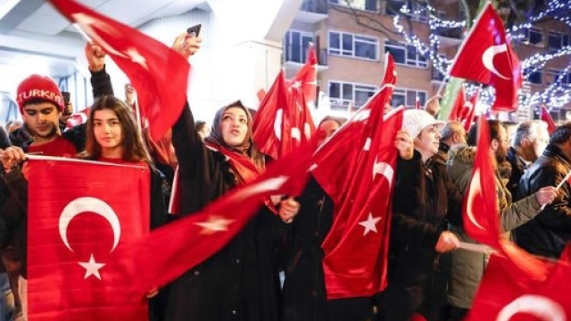Proteste di cittadini turchi a Rotterdam dopo che due ministri non sono stati fatti entrare in Olanda. Foto: Ansa..